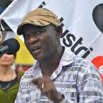 Директор горнодобывающего сектора IndustriALL Глен Мпуфейн обращается к участникам демонстрации против Glencore в городе Цуг, Швейцария, июль 2012 года.