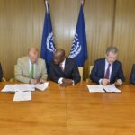 Представитель МОТ Жильбер Унгбо наблюдает за подписанием соглашения Юрки Райна и Пабло Исла в присутствии Моники Кемперле (заместителя генерального секретаря IndustriALL) и Феликса Поза (директора по вопросам социальной и корпоративной ответственности Inditex)