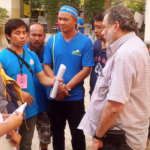 IndustriALL assistant general secretary Fernando Lopes meets striking workers