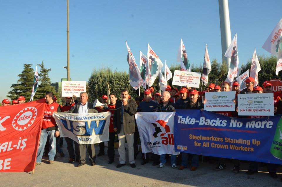 Демонстрация рабочих в Турции около завода компании у горы Картепе в городе Измит, 21 октября