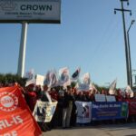 Демонстрация рабочих в Турции около завода компании у горы Картепе в городе Измит, 21 октября