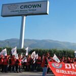 Демонстрация рабочих в Турции около завода компании у горы Картепе в городе Измит, 21 октября