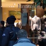 150 рабочих собрались на известной улице Стамбула Вали Конаджи Каддеси  напротив магазинов, для которых фабрики DESA и ISMACO производят одежду.