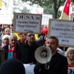 150 рабочих собрались на известной улице Стамбула Вали Конаджи Каддеси  напротив магазинов, для которых фабрики DESA и ISMACO производят одежду.