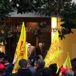 150 рабочих собрались на известной улице Стамбула Вали Конаджи Каддеси  напротив магазинов, для которых фабрики DESA и ISMACO производят одежду.