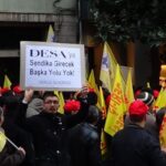 150 рабочих собрались на известной улице Стамбула Вали Конаджи Каддеси  напротив магазинов, для которых фабрики DESA и ISMACO производят одежду.