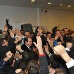 Восторженные работники завода Pirelli в Измите, Турция, отмечают победу профсоюза. 