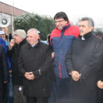 IndustriALL's Kemal Özkan (middle) visits picket line at Sisecam