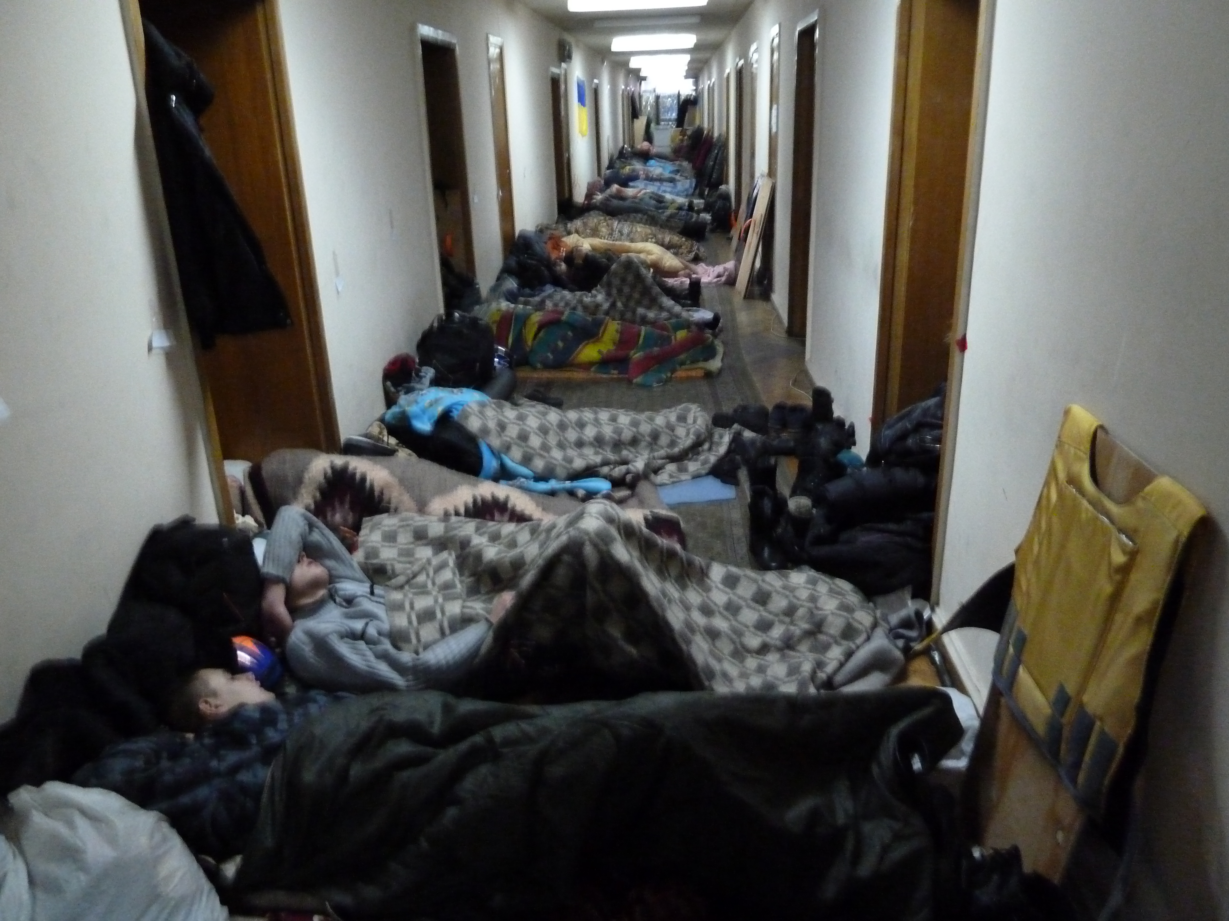 Фото участников протестов, спящих в здании Федерации профсоюзов Украины