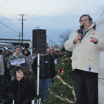 Президент USW Лео Джерард обращается к участникам митинга