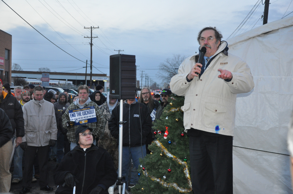 Президент USW Лео Джерард обращается к участникам митинга