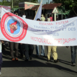 Активисты FISEMA и других партнерских профсоюзов во время марша по случаю Первомая в городе Форт Дофин на Мадагаскаре.