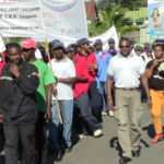 Активисты FISEMA и других партнерских профсоюзов во время марша по случаю Первомая в городе Форт Дофин на Мадагаскаре.