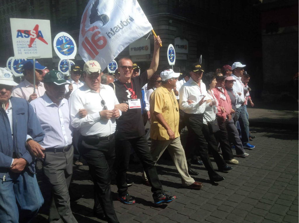 A Mexico, le Secrétaire général d’IndustriALL Jyrki Raina et le Secrétaire général adjoint Fernando Lopes ont défilé avec leurs camarades syndicalistes.