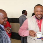 Лидеры южноафриканских шахтерских профсоюзов Франс Балени (NUM) и Ирвин Джим (NUMSA) шутят. 