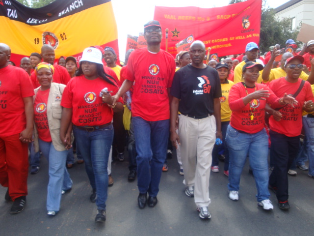 Марш протеста профсоюза Num и его сторонников у штаб-квартиры компании Impala в Йоханнесбурге, 13 октября 2012 года