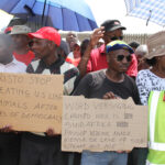 Работники шахты Корнфонтейн, объявившие забастовку, требуя справедливого урегулирования   "Господи, не относись к нам как к животным после 20 лет демократии" 