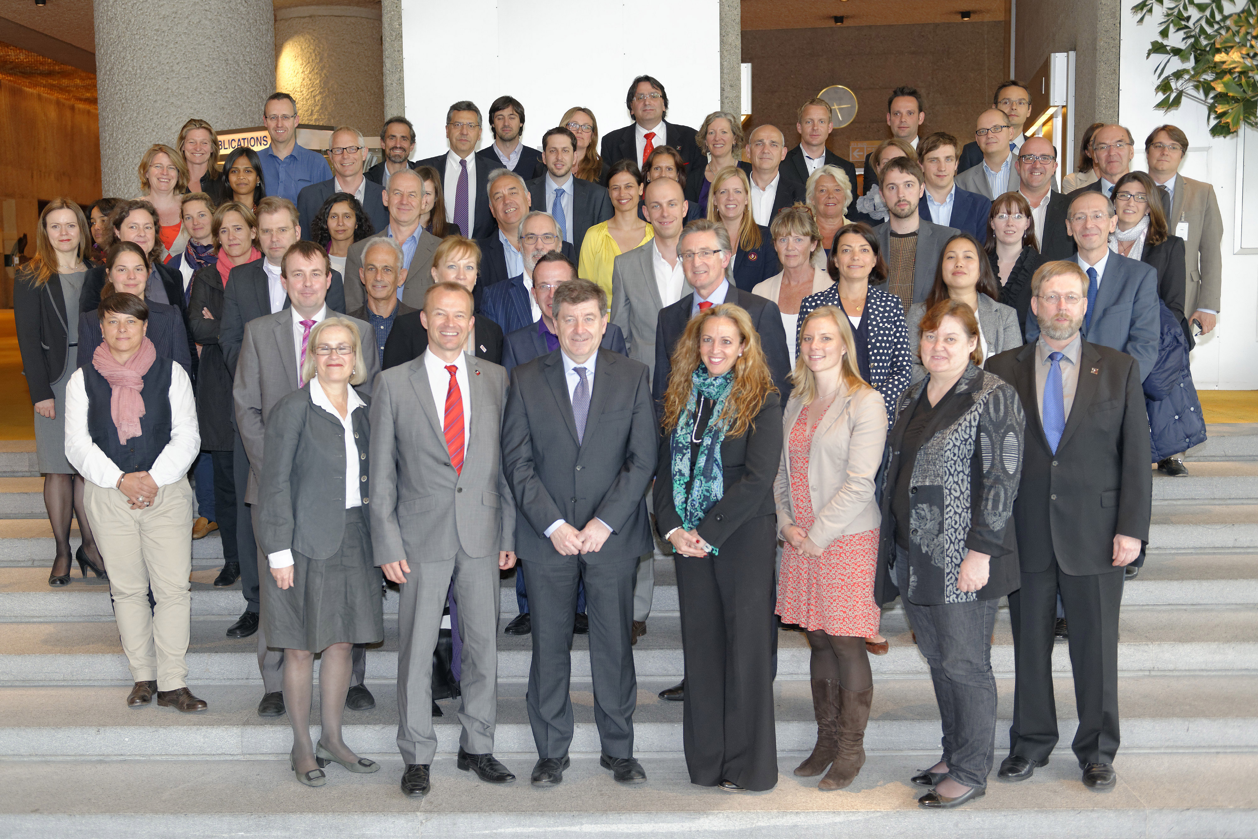 Les signataires de l'accord du Bangladesh avec Guy Ryder, directeur général de l'OIT.