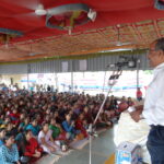 Региональный секретарь IndustriALL Рао обращается к собравшимся рабочим компании Bajaj 