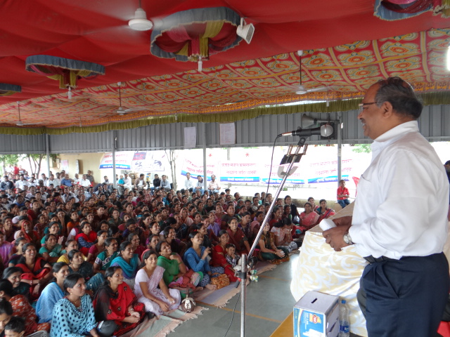 Региональный секретарь IndustriALL Рао обращается к собравшимся рабочим компании Bajaj 