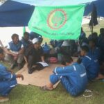 Campamento de los trabajadores frente a la puerta de la fábrica