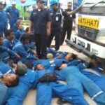 Los trabajadores impidieron el paso del vehículo