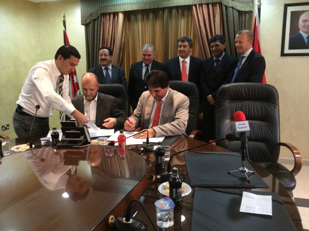The agreement was signed by Khaleed Elzyood, president the General Union of Petroleum & Chemical Workers, and the management of the Jordan Petroleum Refinery Company, in the presence of IndustriALL general secretary Jyrki Raina