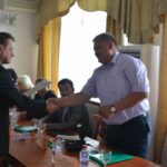 Сергеус Гловацкас, МОТ, вручает сертификаты участникам семинара