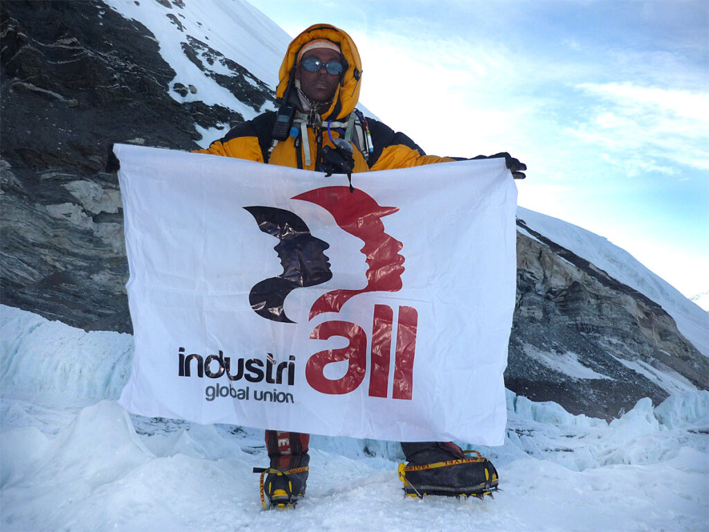 Dorje Khatri avec le drapeau IndustriALL sur l'Everest