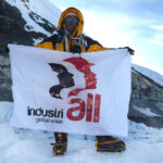 Dorje Khatri avec le drapeau IndustriALL sur l'Everest