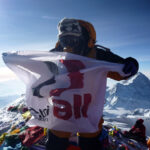 Dorje Khatri avec le drapeau IndustriALL sur l'Everest