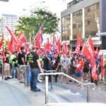 В Австралии члены подразделения профсоюза CFMEU, объединяющего горняков и энергетиков, организовали марш протеста к офису Glencore в Брисбене 