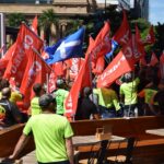 В Австралии члены подразделения профсоюза CFMEU, объединяющего горняков и энергетиков, организовали марш протеста к офису Glencore в Брисбене 