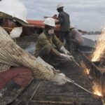 В отличие от соседней Индии, в Бангладеш верфи находятся в частной собственности, и власти не обеспечивают надлежащий контроль за условиями труда.