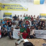 Membres du syndicat SNATEGS posent avec défi après avoir été arrêtés par la police le 20 juillet 2017 à Bejaia. SNATEGS