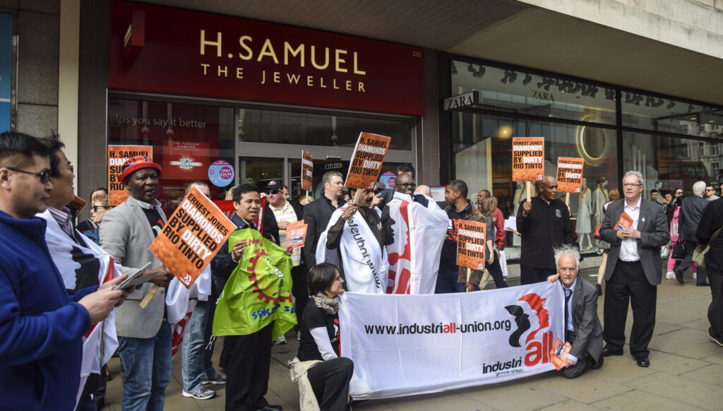 La IndustriALL encabeza una protesta contra los diamantes de Rio Tinto en Oxford Street, Londres (Reino Unido), abril de 2015