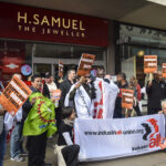 IndustrALL проводит акцию протеста против алмазов Rio Tinto на Оксфорд-стрит, Лондон, Великобритания, апрель 2015 г.