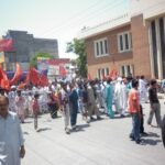 Le rassemblement en train de passer par le poste de police  ( A ) Division, Gujrat​ (7 Octobre 2014)