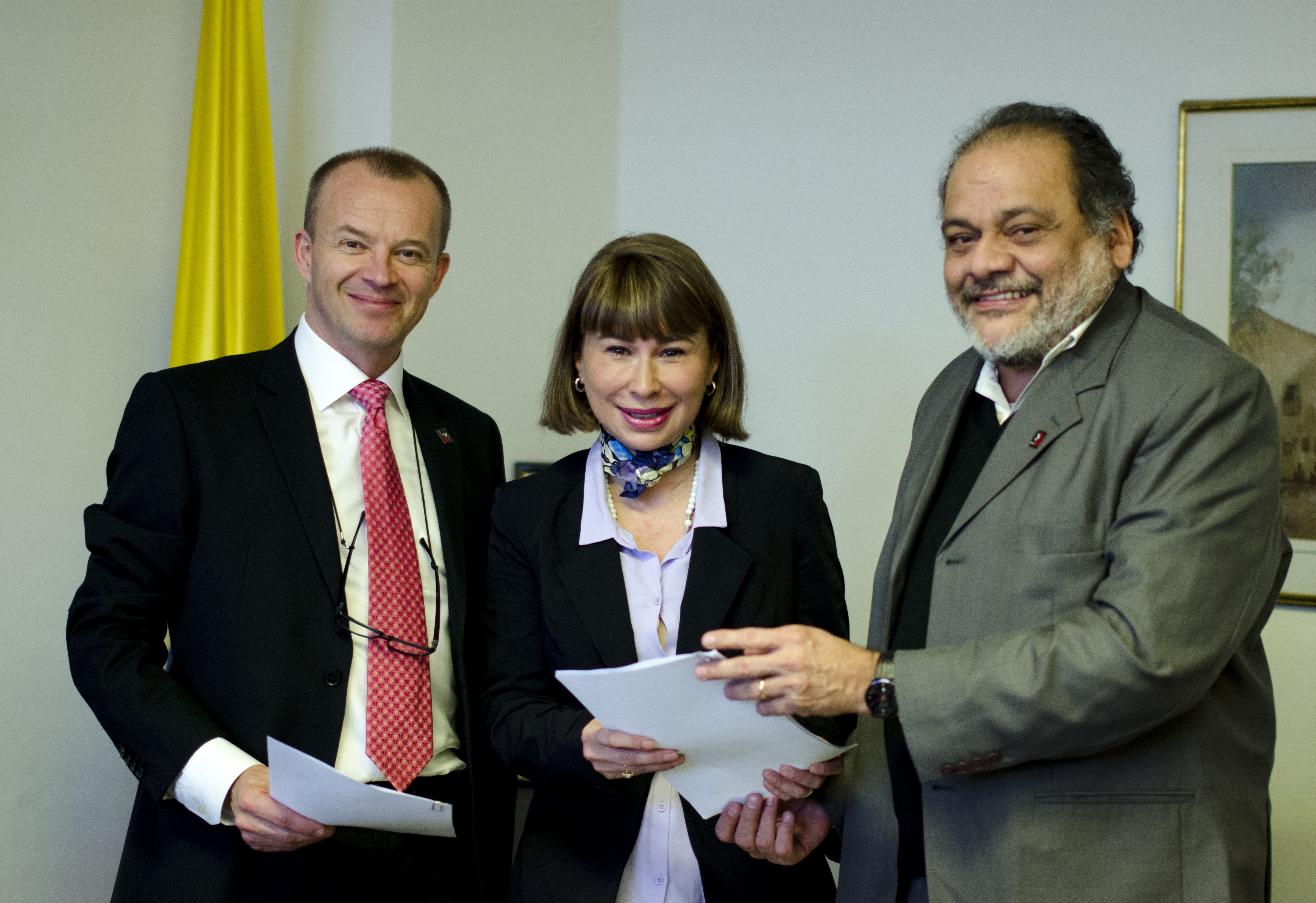 Jyrki Raina, secrétaire général de IndustriALL – Au milieu: Mme Alicia Victoria Arango Olmos, ambassadeur de Colombie – À droite: Fernando Lopes, secrétaire général adjoint de IndustriALL