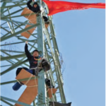 Choi Byeong-seung y Cheon Ui-bong en una torre de alta tensión de 50 metros de altura, cerca de la puerta central de Myeongchon de la fábrica de Hyundai Motor en Ulsan, 18 de octubre