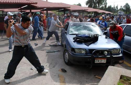 Photo d’archive : La Jornada, 10 juin 2009. Des hommes du syndicat proche de la compagnie Fresnillo PLC attaquent des piqueurs membres du SNTMMSRM.