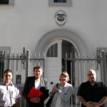 Marvin Largaespada, Jorge Almeida, Laura Carter y Javier Carlés, afuera de la Embajada de Colombia en Montevideo, Uruguay.