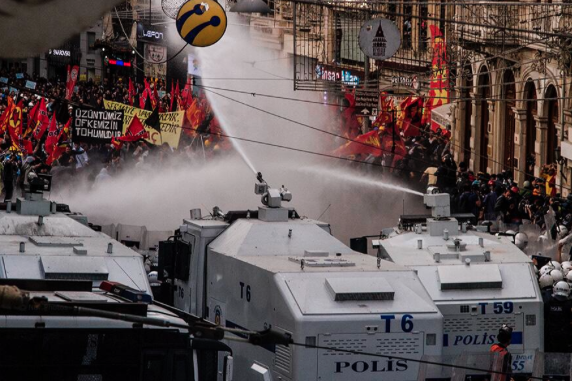 La Police réprime la manifestation sur Soma à Istanbul