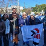 posando con la bandera