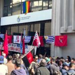 público y banderas en acto CSI